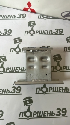 Крепление усилителя бампера TOYOTA PRIUS ZVW30 ZVW40W 57013-47030