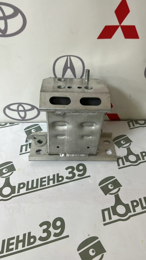 Кронштейн бампера передний левый TOYOTA PRIUS ZVW30 57014-47040 CJA-PS12-023