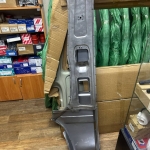 Стойка правой стороны передняя Toyota HIACE LH119 LH178 61301-26050 61301-26460