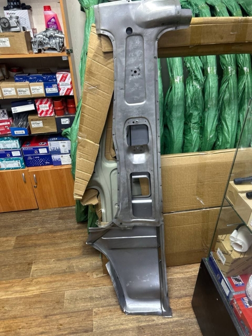 Стойка правой стороны передняя Toyota HIACE LH119 LH178 61301-26050 61301-26460