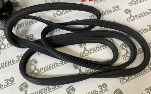 Уплотнитель задней двери крышки багажника 1KZTE 67881-95J16 (1)