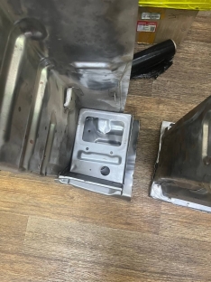 Подножка боковой откатной двери Toyota Hiace 58303-95J33