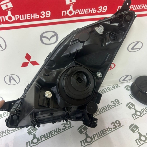Фара правая основная Toyota Prius NHW20 8113047090